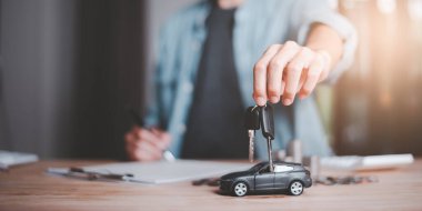 Araba satıcısı ve anahtarlar, faiz oranları ve araba kredisi hesapları, araba satın alma anlaşması, finans hizmetleri ve araba sigortası, finansal araba kredileri, kira sözleşmesi.