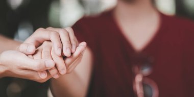 Karı koca tezahürat, ilişki bakımı konsepti, aile üyelerini rahatlatmak, karşılıklı teşvik, şefkat, rahatlık ve sempati, yardım, umut ve inanç için el ele tutuşur