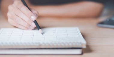 Stratejik Planlama Konseptleri, iş planları üzerine beyin fırtınası fikirleri, iş planlarının güncellenmesi veya planlanması, takım çalışması ve veri analizi, pazarlama gelişimi, takvimdeki bu erkek eli,