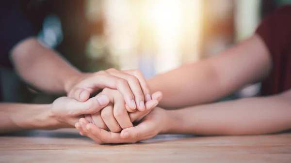 Karı koca tezahürat, ilişki bakımı konsepti, aile üyelerini rahatlatmak, karşılıklı teşvik, şefkat, rahatlık ve sempati, yardım, umut ve inanç için el ele tutuşur