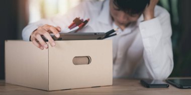 Çalışanlar ya da işsizler, elinde karton kutu tutarak işten çıkarılma, işten istifa etme, işten ayrılma, ekonomik durgunluk, iflas, işten ayrılma, yeni kariyer araması.