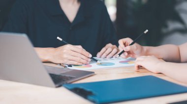 Raporları, grafikleri ve grafikleri hesaplamak ve okumak için hesap makinesi kullanan istatistikçi, iş istatistikleri, analiz ve kurumsal stratejinin geliştirilmesi, mali ve pazarlama belgelerini yönetmek ve yönetmek için istatistikçi