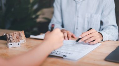 Konut sigortası konsepti ve banka kredi onaylama sözleşmesi, emlak işi, emlak değerinin değerlendirilmesi, gayrımenkul yatırımları, ipotekler ve banka kredileri, gayrimenkul satın alma 