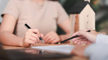 Konut sigortası konsepti ve banka kredi onaylama sözleşmesi, emlak işi, emlak değerinin değerlendirilmesi, gayrımenkul yatırımları, ipotekler ve banka kredileri, gayrimenkul satın alma 