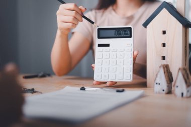 Konut sigortası konsepti ve banka kredi onaylama sözleşmesi, emlak işi, emlak değerinin değerlendirilmesi, gayrımenkul yatırımları, ipotekler ve banka kredileri, gayrimenkul satın alma 