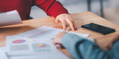 Raporları, grafikleri ve grafikleri hesaplamak ve okumak için hesap makinesi kullanan istatistikçi, iş istatistikleri, analiz ve kurumsal stratejinin geliştirilmesi, mali ve pazarlama belgelerini yönetmek ve yönetmek için istatistikçi