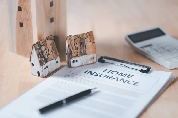 Home Insurance Konzept Und Bankkredit Genehmigungsvertrag Immobiliengeschäft Bewertung Immobilienwert Standortsuche — Stockfoto