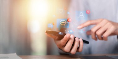 Sosyal medya kavramı internet, ağ bağlantısı, sosyal pazarlama, akıllı telefon aracılığıyla küresel sosyal medya, siber uzay teknolojisi aracılığıyla kablosuz iletişim, sosyal medya ağları