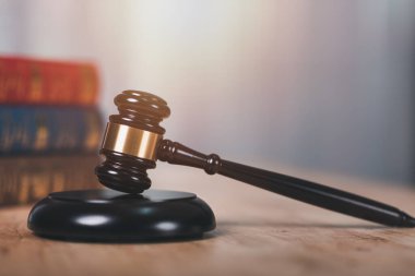 Hukuk ve adalet kavramı, hukuki sözleşme danışmanlığı, mahkeme işlemleri, mahkeme işlemleri için planlama, tahtadan yargıç tokmağı, suçların cezalandırılmasında adalet ve cezalar. 