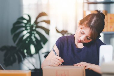 konsept ürün satışı çevrimiçi, iş büyüme raporunu kontrol edin, çevrimiçi mağazalarda sipariş yönetimi, İnternet üzerinden alışveriş, çevrimiçi satış, KOBİ, nakliye kutuları, e-ticaret, küçük işletme girişimcileri