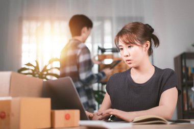 konsept ürün satışı çevrimiçi, iş büyüme raporunu kontrol edin, çevrimiçi mağazalarda sipariş yönetimi, İnternet üzerinden alışveriş, çevrimiçi satış, KOBİ, nakliye kutuları, e-ticaret, küçük işletme girişimcileri