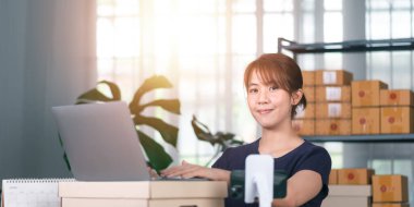 konsept ürün satışı çevrimiçi, iş büyüme raporunu kontrol edin, çevrimiçi mağazalarda sipariş yönetimi, İnternet üzerinden alışveriş, çevrimiçi satış, KOBİ, nakliye kutuları, e-ticaret, küçük işletme girişimcileri