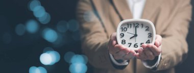 İş adamına saat, zaman yönetimi konsepti, etkin iş planlaması, organizasyondaki zaman yönetimi, anlaşma ve çözüm, anlaşmanın sonu, kârlı zaman kullanımı, randevu dakikliği