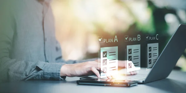 Stratejik Planlama Kavramları, iş planları hakkındaki beyin fırtınası fikirleri, programların güncellenmesi veya iş planlama çevrimiçi, takım çalışması ve veri analizi, çözüm ve pazarlama gelişimi, belge yöneticileri