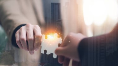 İş adamı, bir iş çözümü bulmak için bir bulmaca parçası tutuyor, yaratıcılık, stratejik planlama, başarı ve strateji kavramından başarı ve problem çözümünü birbirine bağlıyor