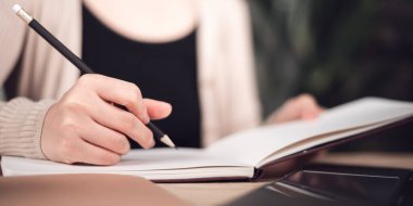 Eğitim kavramı yeni beceriler, iş eğitimi, mesleki kurslar ekler, profesyonel seminerlerde yeni şeyler öğrenmekten notlar ve bilgiler alır, daha fazla bilgi edinir