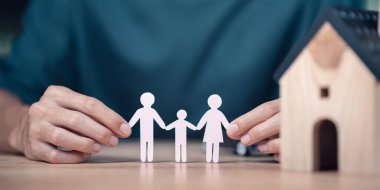 Koruma ve güvenlik gösteren erkekler, hem sağlık hem de mali güvenliği sağlamak, mülkiyet ve aileye yönelik riskleri azaltmak için kağıt bebek, sigorta yönetimi planlama kavramını verdiler 