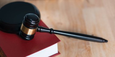 Tahta yargıç tokmağı masada, suçların ve cezaların cezalandırılmasında adalet, hukuk ve adalet kavramı, mahkeme işlemleri, mahkeme işlemleri için planlama, yasal sözleşme danışmanlığı