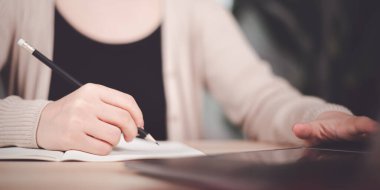 Eğitim kavramı yeni beceriler, iş eğitimi, mesleki kurslar ekler, profesyonel seminerlerde yeni şeyler öğrenmekten notlar ve bilgiler alır, daha fazla bilgi edinir