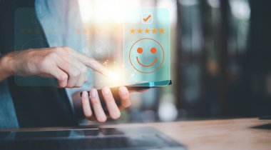 operatör anket konusuna işaret koyuyor, fikir ve kalite anketleri veya memnuniyet sunmak için onay kutusu, personelin kalite ve verimliliğinin denetlenmesi ve değerlendirilmesi, kontrol işaretli denetleme listesi