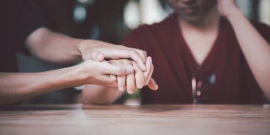 Karı koca tezahürat, ilişki bakımı konsepti, aile üyelerini rahatlatmak, karşılıklı teşvik, şefkat, rahatlık ve sempati, yardım, umut ve inanç için el ele tutuşur