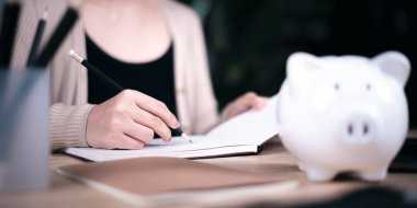 finansal konsept ve tasarruf, yatırım tasarrufu, gelecek için planlama tasarrufu, emeklilik fonu, mali hazırlık, gelecekteki risk yönetimi, Piggy banka tasarrufları, para büyümesi, finans muhasebesi