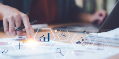 istatistik analisti grafik raporu ve iş istatistikleri grafikleri, analiz ve kurumsal stratejinin geliştirilmesi, mali ve pazarlama belgeleri, istatistik ve veri kavramlarını okur 