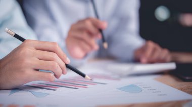 istatistik analisti grafik raporu ve iş istatistikleri grafikleri, analiz ve kurumsal stratejinin geliştirilmesi, mali ve pazarlama belgeleri, takım çalışması, beyin fırtınası