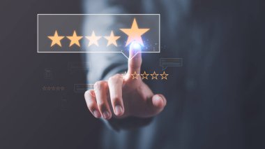 Erkek tüketiciler memnuniyetlerini ve değerlerini online olarak değerlendiriyorlar. Müşteri Deneyimi Anketi Hizmetleri ve Ürünler ve Müşteri İlişkileri, Kalite Değerlendirmesi 