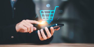 Tüketiciler çevrimiçi mağazalarda, tüketici toplumunda, çevrimiçi mağazalarda ve İnternet 'te, ecommerce mağazasında, çevrimiçi alışveriş konseptinde, kolaylık, alışveriş sepetinde, ürünler için siparişleri gösterir