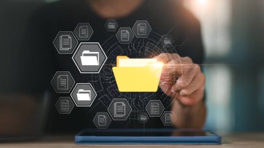 Ofis belgesi denetleme kavramını gösteren muhasebeci, önemli belge depolama organizasyonunun yönetimi, belge sistemi 