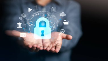 Dünya haritasında dijital kilit ve veri koruma simgelerine sahip siber güvenlik kavramı. İş ve finans sektöründe güvenli erişim, gizlilik, bulut depolama, ağ güvenliği ve küresel dijital güvenliği simgeler.