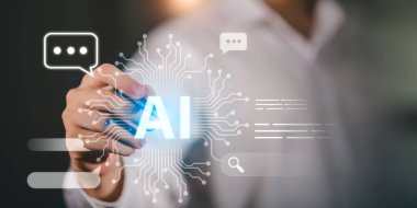 Parlak yapay zeka teknolojisi konsepti, dijital devre desenleri ve sohbet simgeleri, makine öğrenmesini, akıllı iletişimi ve veri güdümlü yeniliği sembolize eder.