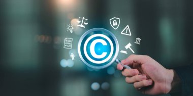 Telif hakkı simgesi ve hukuki sembollerle el ele tutuşan büyüteç, fikri mülkiyet koruması, telif hakkı yasası, dijital haklar ve yaratıcı endüstrilerdeki içerik mülkiyetini temsil ediyor.