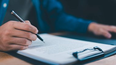 Kağıt üzerinde kalemle imzalanan belgeyi kapat, iş sözleşmesini, anlaşmayı, yasal belgeleri, ofis yönetimini, mesleki belgeleri ve kurumsal onay sürecini sembolize et.