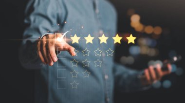İşadamı parlayan yıldızlarla dijital arayüzde beş yıldız veriyor. Müşteri memnuniyeti, çevrimiçi inceleme sistemi, kalite geribildirim ve hizmet değerlendirmesi kullanıcı deneyimi, ürün itibarı