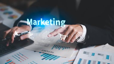 Dijital simgeler, analitik çizelgeler ve satış büyüme raporlarıyla iş pazarlama stratejisi kavramı, çevrimiçi tanıtımı, hedef kitle katılımını ve e-ticaret başarısını sembolize etmektedir..