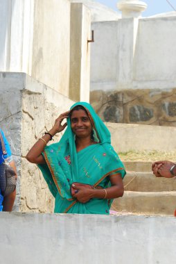 Hindistan, Jaipur, Rajasthan, takriben 22 Eylül 18.Hint kadını elleri geleneksel kıyafetlerle kafasında..