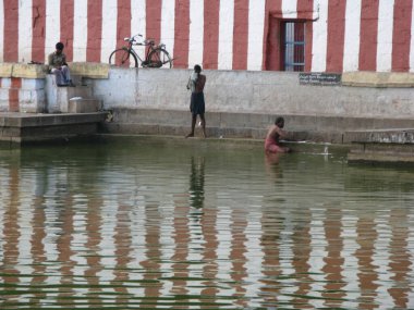 Hindistan, Goa - 2 0 2 0 - 2 0 1 8. Hindistan 'da bir adam yürüyor.
