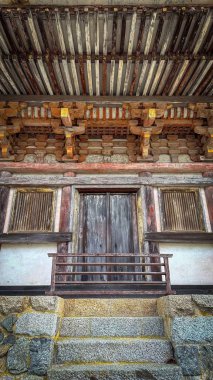 Geleneksel bir tapınağın güzelliğini gözler önüne seren etkileyici bir mimari yapı. Özenle oyulmuş ahşap detaylar, sıralanmış pencereler ve tarihin geleneklerle buluştuğu yere açılan taş bir merdiven..