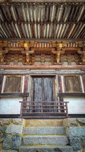 Geleneksel bir tapınağın güzelliğini gözler önüne seren etkileyici bir mimari yapı. Özenle oyulmuş ahşap detaylar, sıralanmış pencereler ve tarihin geleneklerle buluştuğu yere açılan taş bir merdiven..