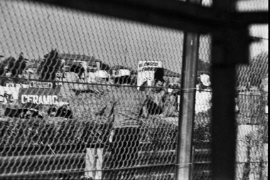 bir motosikletin siyah beyaz fotoğrafı