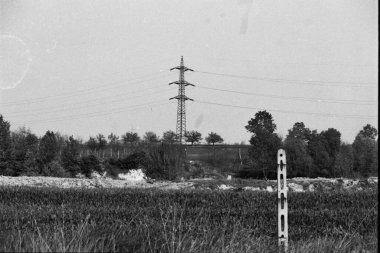 bir motosikletin siyah beyaz fotoğrafı