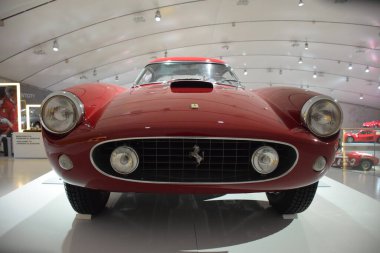 Caddedeki kırmızı klasik araba.