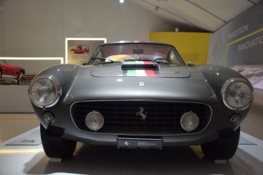 Arabanın içi kırmızı ve beyaz.