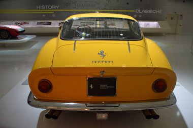 Sokaktaki modern araba.