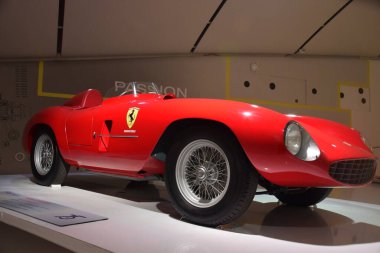 Yepyeni bir araba galerisinin 3D görüntüsü