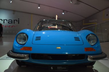 modern araba içi mavi ve beyaz detaylarla dolu