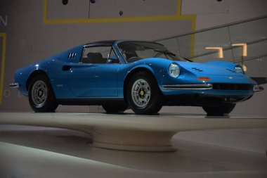 Sokaktaki modern araba.