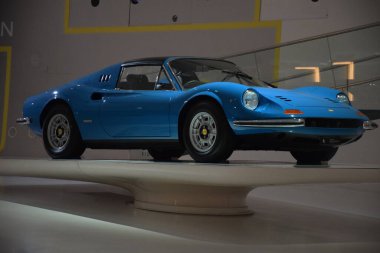 Sokaktaki modern araba.